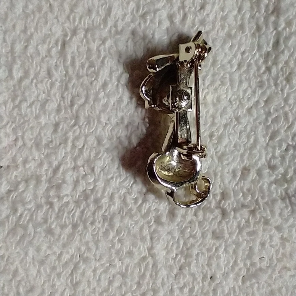 Goldtone white dog with black top hat pin 📌📍